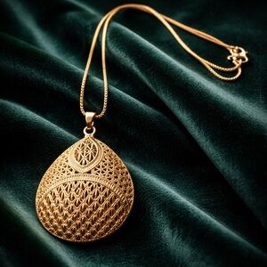 Elegant Gold Pendant Necklace